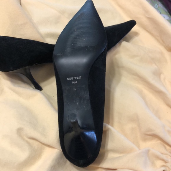 Nine west black suede size 9 1/2 medium shoes - Picture 2 of 3